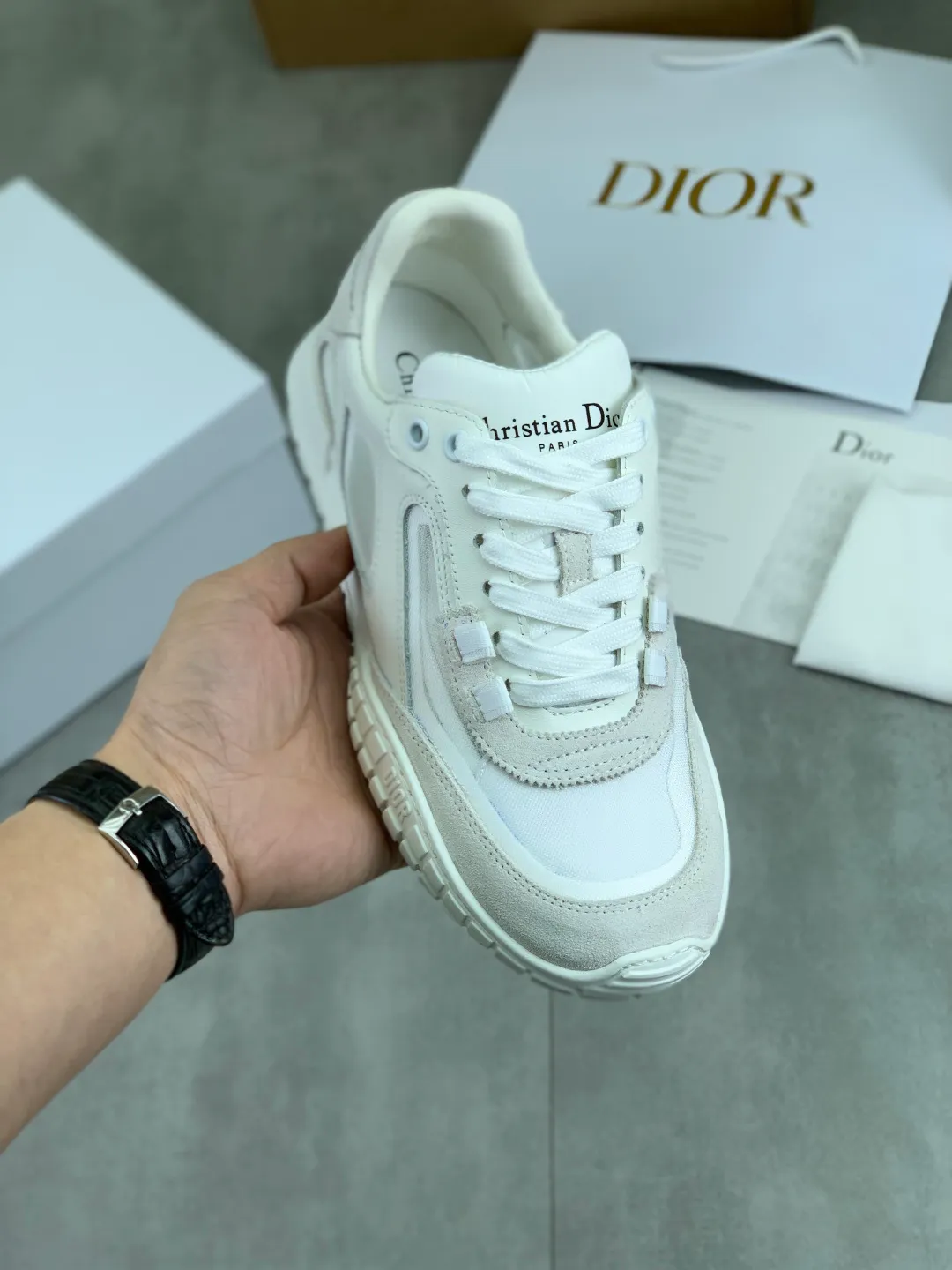 Men's men's shoes P560 new Dior Tech sneakers 2026 early spring series new products, with fashionable details, highlighting retro aesthetics. The light beige anti-suede cow leather upper is spliced ​​with apricot transparent mesh fabric on the side. The upper window edge is adhered with high-frequency flat ironing and back-pressure. It replicates the original craftsmanship, making it beautiful and comfortable without falling off. The interior is made of sheep lining of the same color and is soft and comfortable. The heel and tongue are embellished with the Paris logo. The textured TPU soles with the same color logo. The high-end version is exquisitely packaged with an airplane box, adding to the high-end style. Color: 4️⃣colors available Size: Female 35-41 Male 39-46
